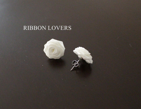 【受注作製】リボンの薔薇のプチピアス 2枚目の画像