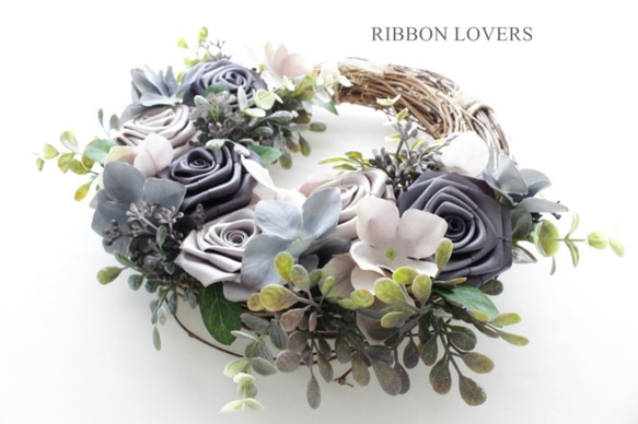 リボンの薔薇と紫陽花のラウンドリース(シルバー系) 4枚目の画像