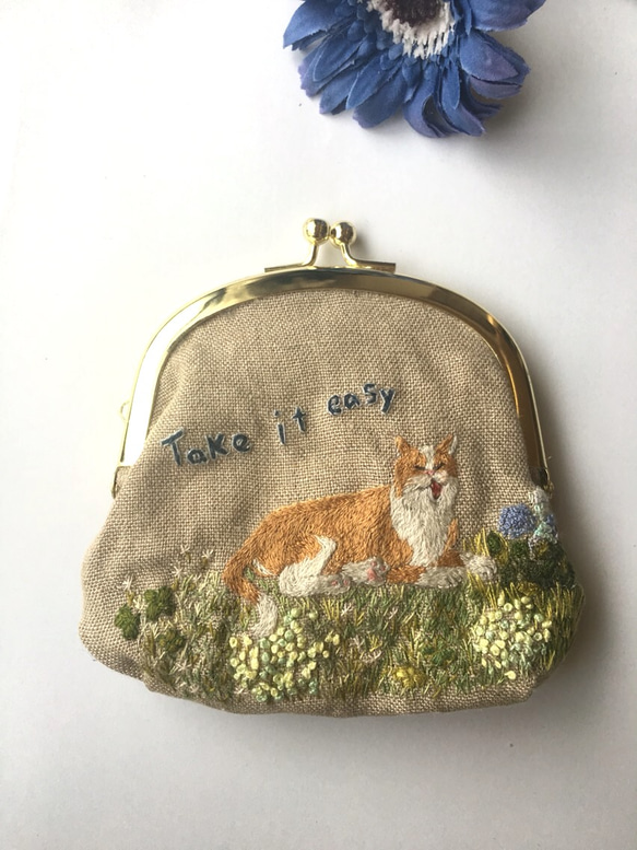 あくび猫の手刺繍がま口ポーチ 2枚目の画像