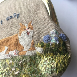 あくび猫の手刺繍がま口ポーチ 3枚目の画像