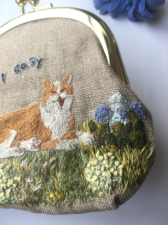 あくび猫の手刺繍がま口ポーチ 3枚目の画像