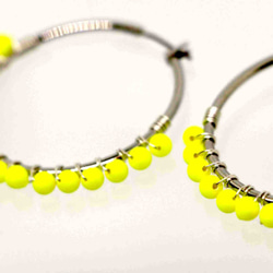 “鈦郵報”霓虹黃色Oburiburi耳環的 第2張的照片