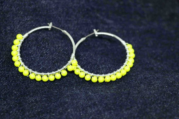 “鈦郵報”霓虹黃色Oburiburi耳環的 第6張的照片