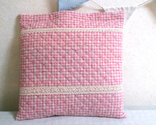 座布団タイプの防災頭巾カバー☆生成ピンクチェック×ミニさくらんぼ