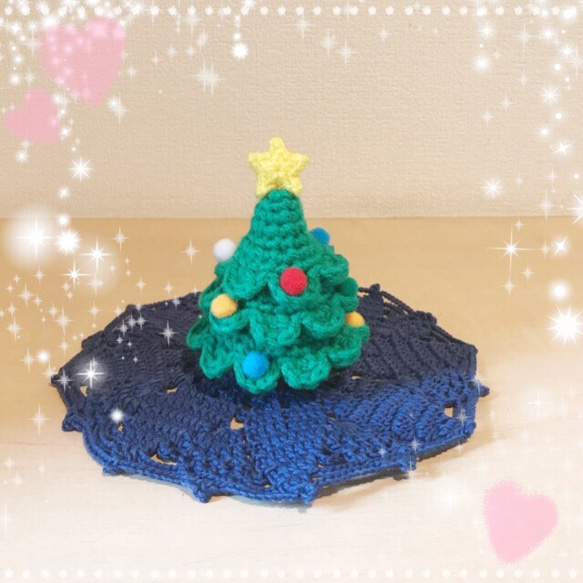 毛糸で作ったミニクリスマスツリーマスコット 3枚目の画像