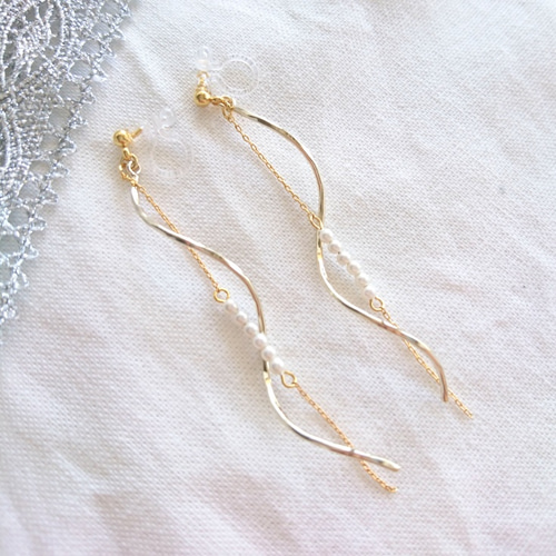ツイストパールの華奢イヤリング／ピアス イヤリング