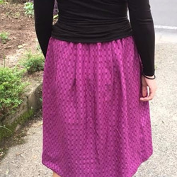 紫のふんわりスッキリしたギャザースカート　アンティーク着物のリメイク 3枚目の画像