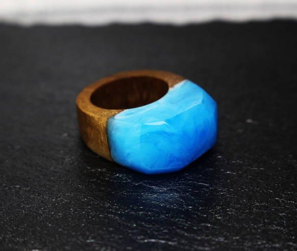 【現品一点限り  送料無料】Blue Wave～Resin Wood Ring～ 4枚目の画像