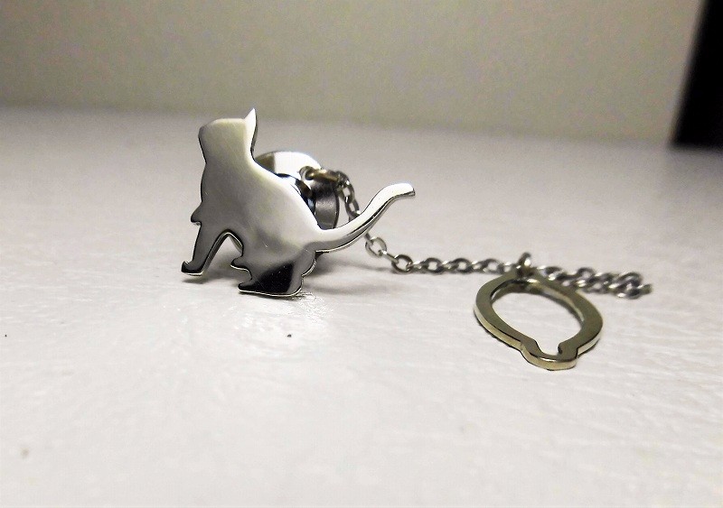 お座り猫　シルバータイタック