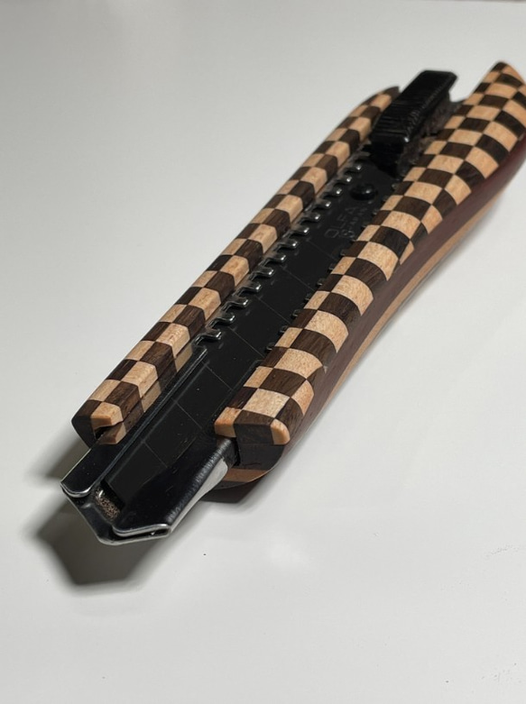 【数量限定】ギター材で作った木製グリップカッターナイフ～全面市松～ 2枚目の画像