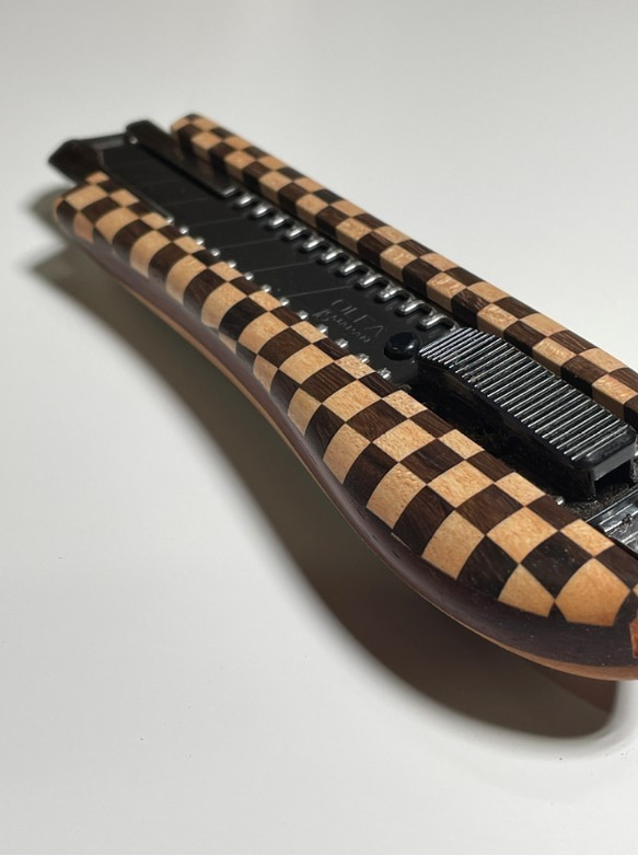 【数量限定】ギター材で作った木製グリップカッターナイフ～全面市松～ 4枚目の画像