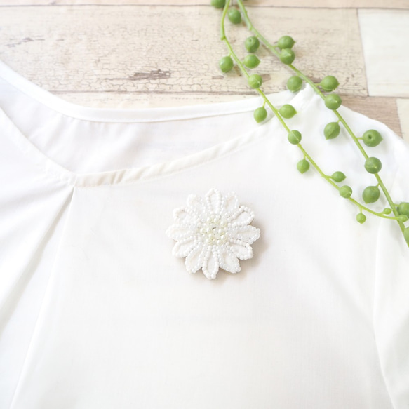 真っ白いお花のブローチ（お花/白/ホワイト/ビーズ刺繍/パールブローチ/ホワイト） 3枚目の画像