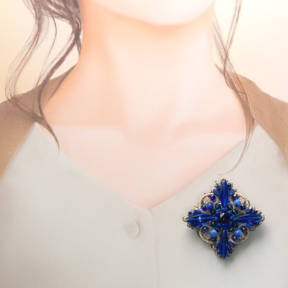 ＜ブローチ＞ビーズ刺繍ブローチ★キラキラ光る青いブローチ★ネイビーブルー 3枚目の画像