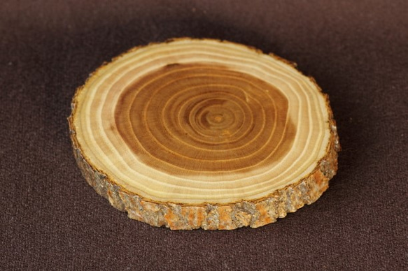 野趣あふれる木製コースター２枚セット（クワ・M） 2枚目の画像