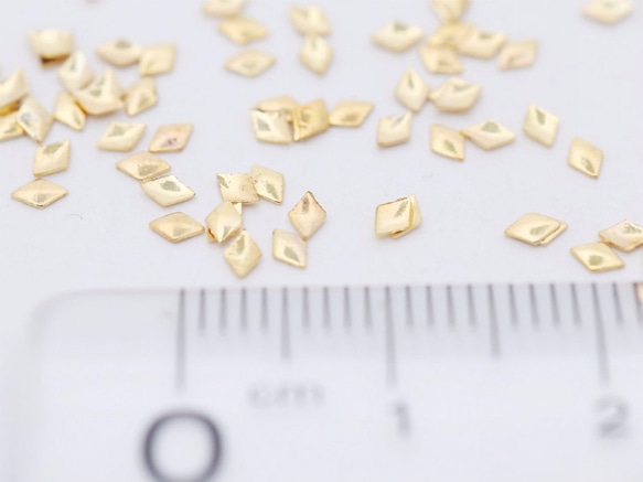 【メタルパーツ/スタッズ/ダイヤ(約3x2mm)約100個】GOLD/ひし形/アートパーツ/埋め込み ap002027 2枚目の画像