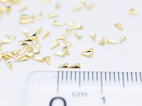 【メタルパーツ/スタッズ/二等辺三角形/小(約2.8x1.5mm)約100個】GOLD/アートパーツ ap001949 2枚目の画像