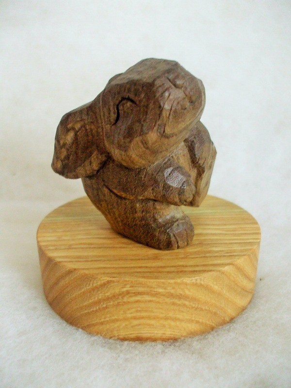 ♪片足上げて喜ぶウサギちゃん♪ハル楡の埋もれ木の木彫り♪