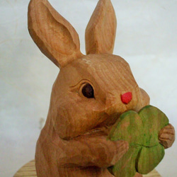 ♪四つ葉のクローバーを持った可愛いウサギさん♪木彫り置物♪ 2枚目の画像