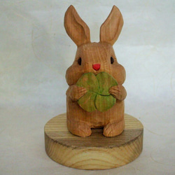 ♪四つ葉のクローバーを持った可愛いウサギさん♪木彫り置物♪ 3枚目の画像
