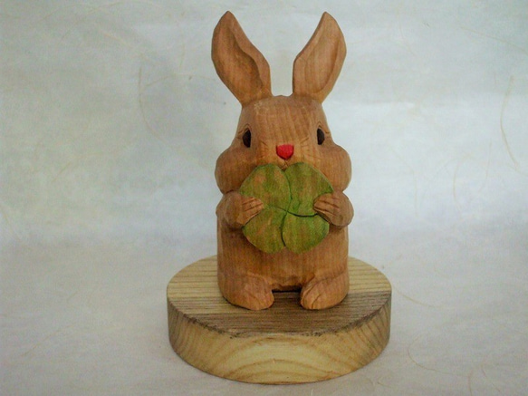 ♪四つ葉のクローバーを持った可愛いウサギさん♪木彫り置物♪ 3枚目の画像