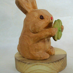 ♪四つ葉のクローバーを持った可愛いウサギさん♪木彫り置物♪ 5枚目の画像