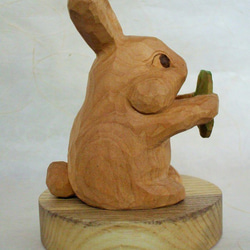 ♪四つ葉のクローバーを持った可愛いウサギさん♪木彫り置物♪ 8枚目の画像