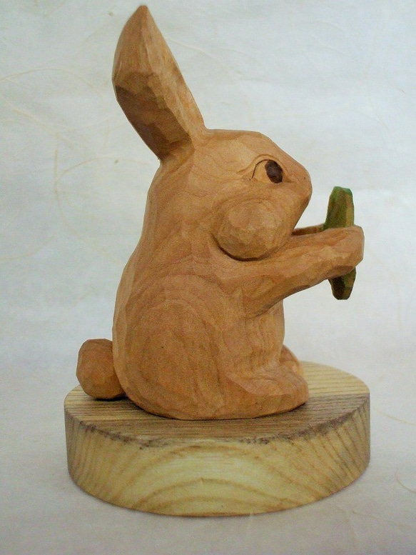 ♪四つ葉のクローバーを持った可愛いウサギさん♪木彫り置物♪ 8枚目の画像