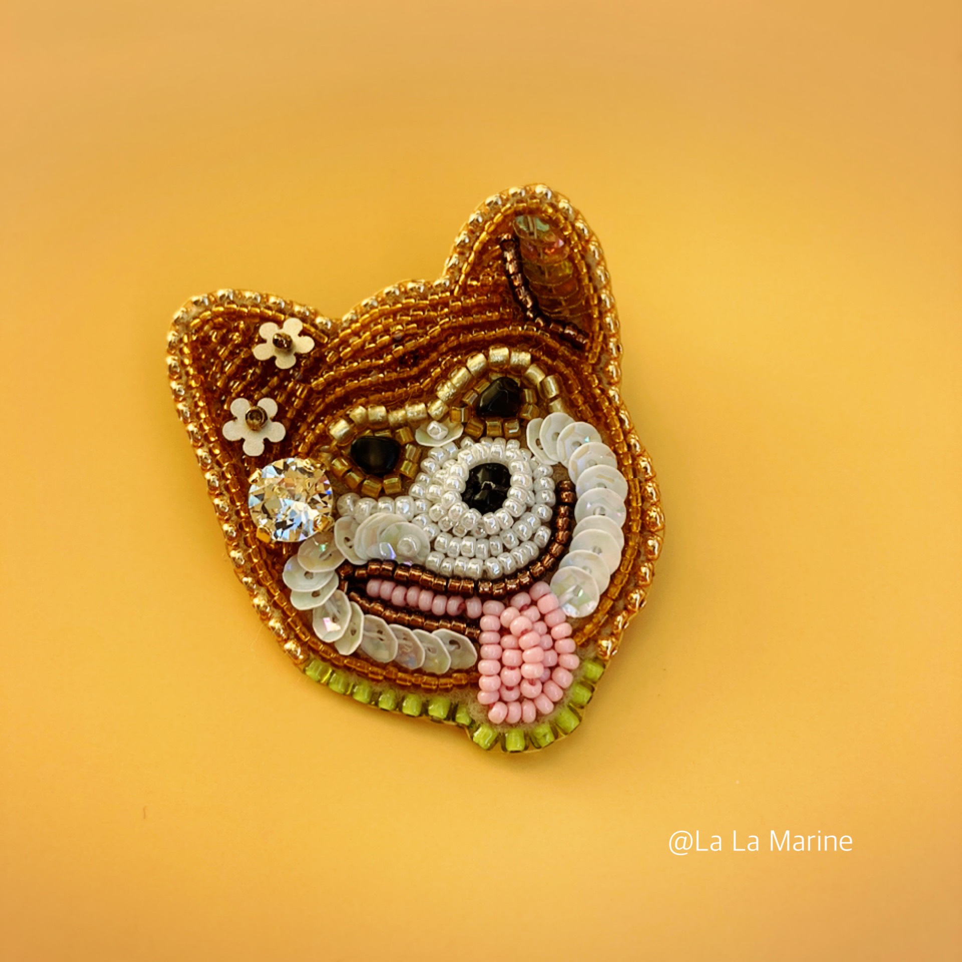若草色の首輪のビーズ刺繍：柴犬ブローチ