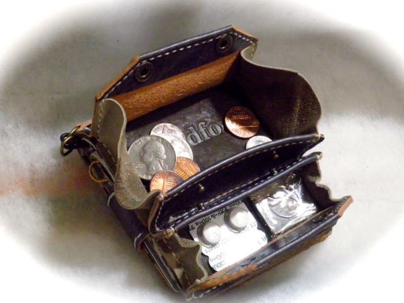 二つ折りコンパクト財布【Cyborg】茶＋白ステッチ＋アンティークボタン 4枚目の画像