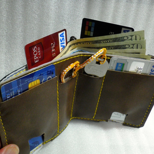 二つ折りコンパクト財布【Cyborg】黒＋黄色ステッチ＋金色ボタン