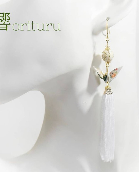 牡丹絵柄と桜螺鈿の折り鶴タッセルホワイト 2枚目の画像