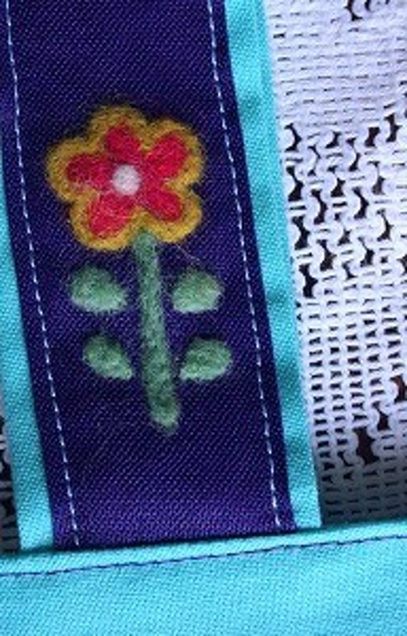 羊毛刺繍の眺めるバッグ/本を抱えてお散歩するうさぎ 3枚目の画像