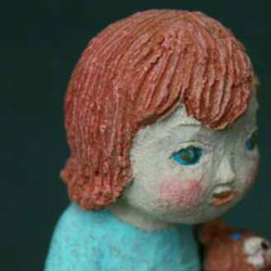 陶人形/くまを抱っこする女の子 1枚目の画像