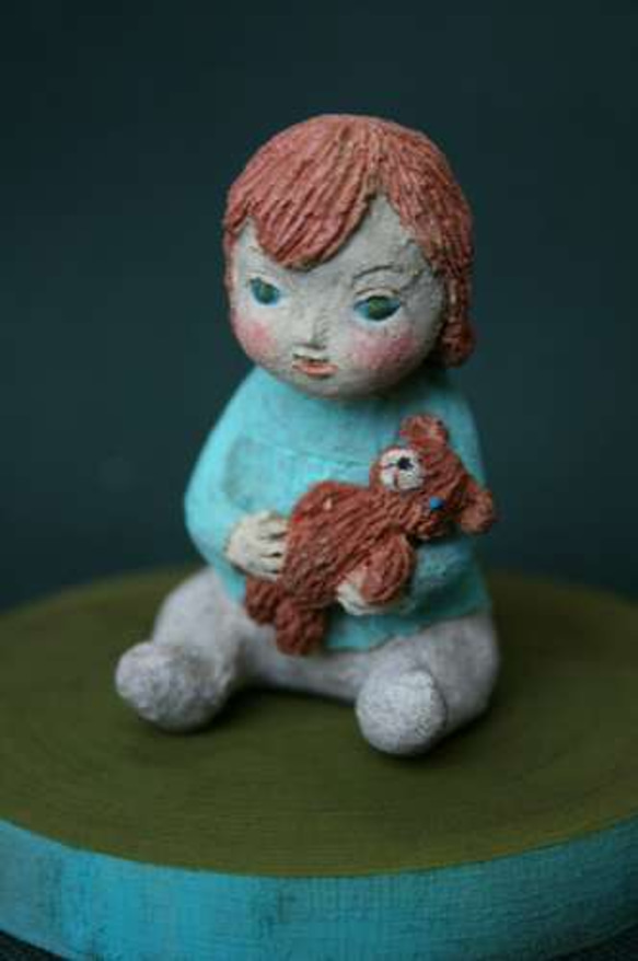 陶人形/くまを抱っこする女の子 2枚目の画像