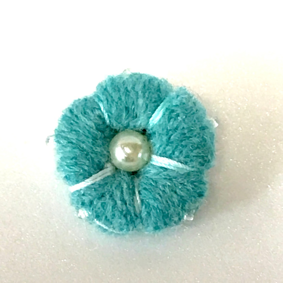 毛糸のブローチ、「水色の花」 1枚目の画像