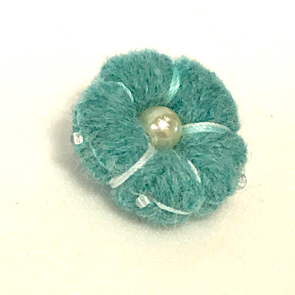 毛糸のブローチ、「水色の花」 2枚目の画像