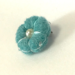 毛糸のブローチ、「水色の花」 3枚目の画像