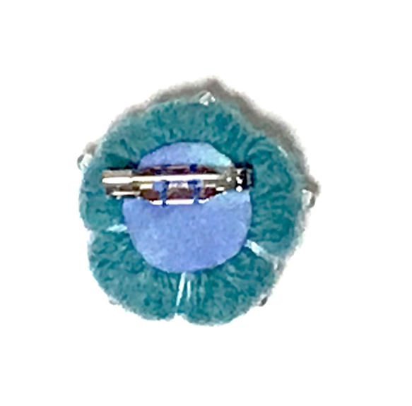 毛糸のブローチ、「水色の花」 6枚目の画像