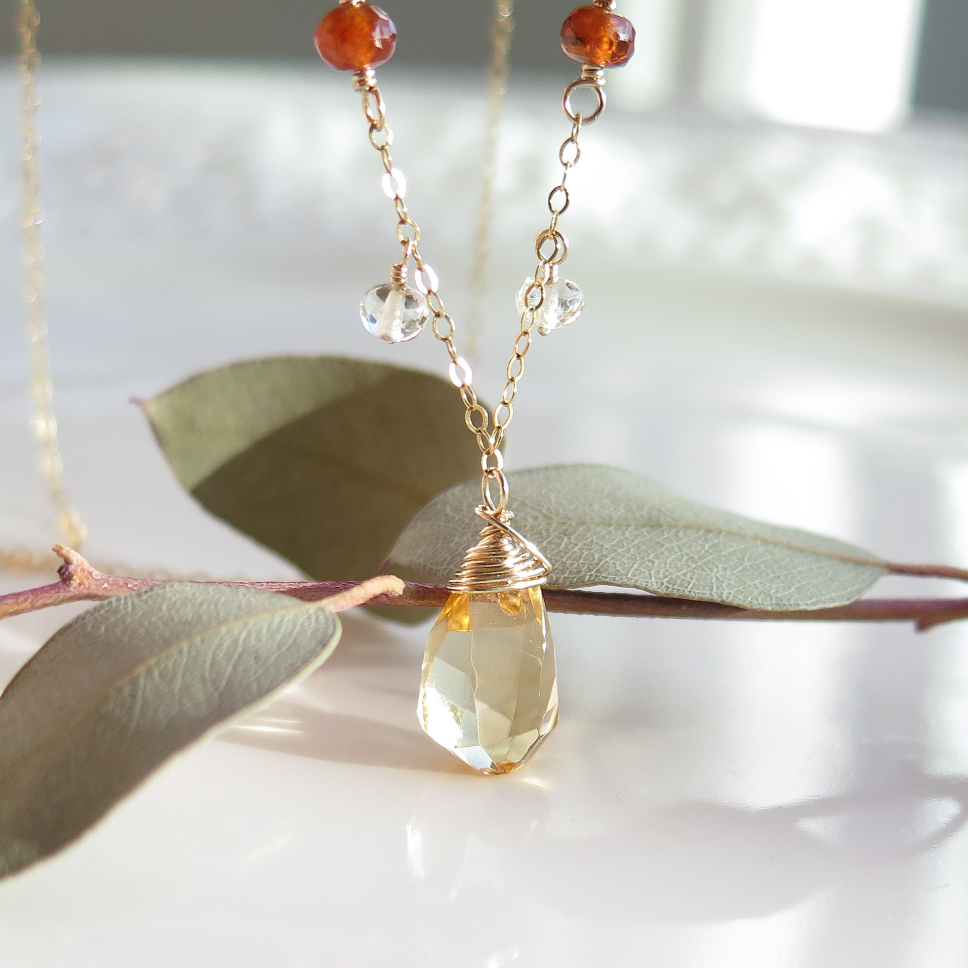 *シトリン*グラデーションcolorの小さな天然石を纏うネックレス
