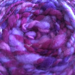 麻入りメリノウール手紡ぎ糸（紫） 1枚目の画像