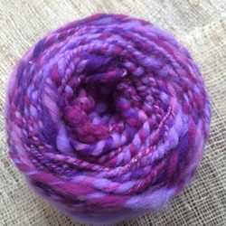 麻入りメリノウール手紡ぎ糸（紫） 2枚目の画像