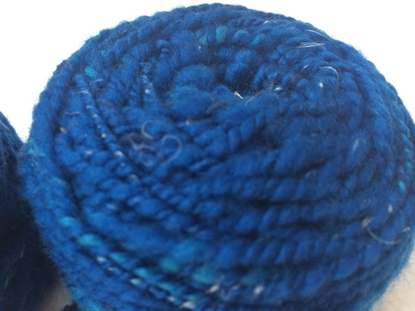 麻の繊維入り手紡ぎ糸（青） 2枚目の画像