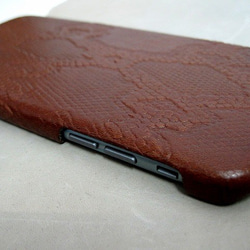 【受注生産】 本革スマホカバー ニシキヘビ型押ステア(牛革) ブラウン iPhone用 2枚目の画像