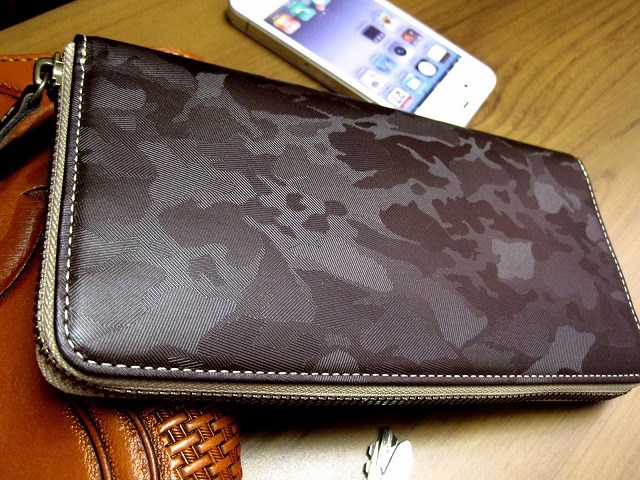 本革長財布 ラウンドファスナー カモフラ型押しのステア(牛革)  チョコ