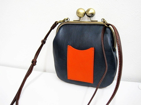 Real Leather pochette with grasp/Navy 第5張的照片