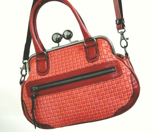 Real leather bag with clasp/Embossing leather/mesh pattern 第1張的照片