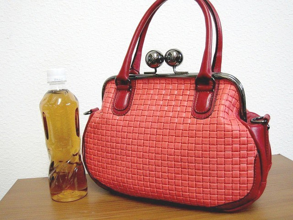 Real leather bag with clasp/Embossing leather/mesh pattern 第2張的照片