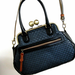 Real leather bag with clasp/Embossing leather/mesh pattern 第1張的照片