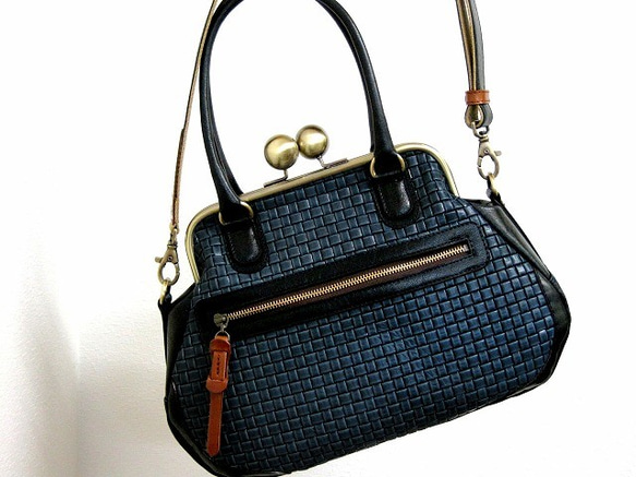 Real leather bag with clasp/Embossing leather/mesh pattern 第1張的照片