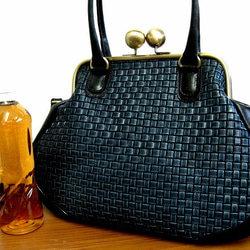 Real leather bag with clasp/Embossing leather/mesh pattern 第2張的照片
